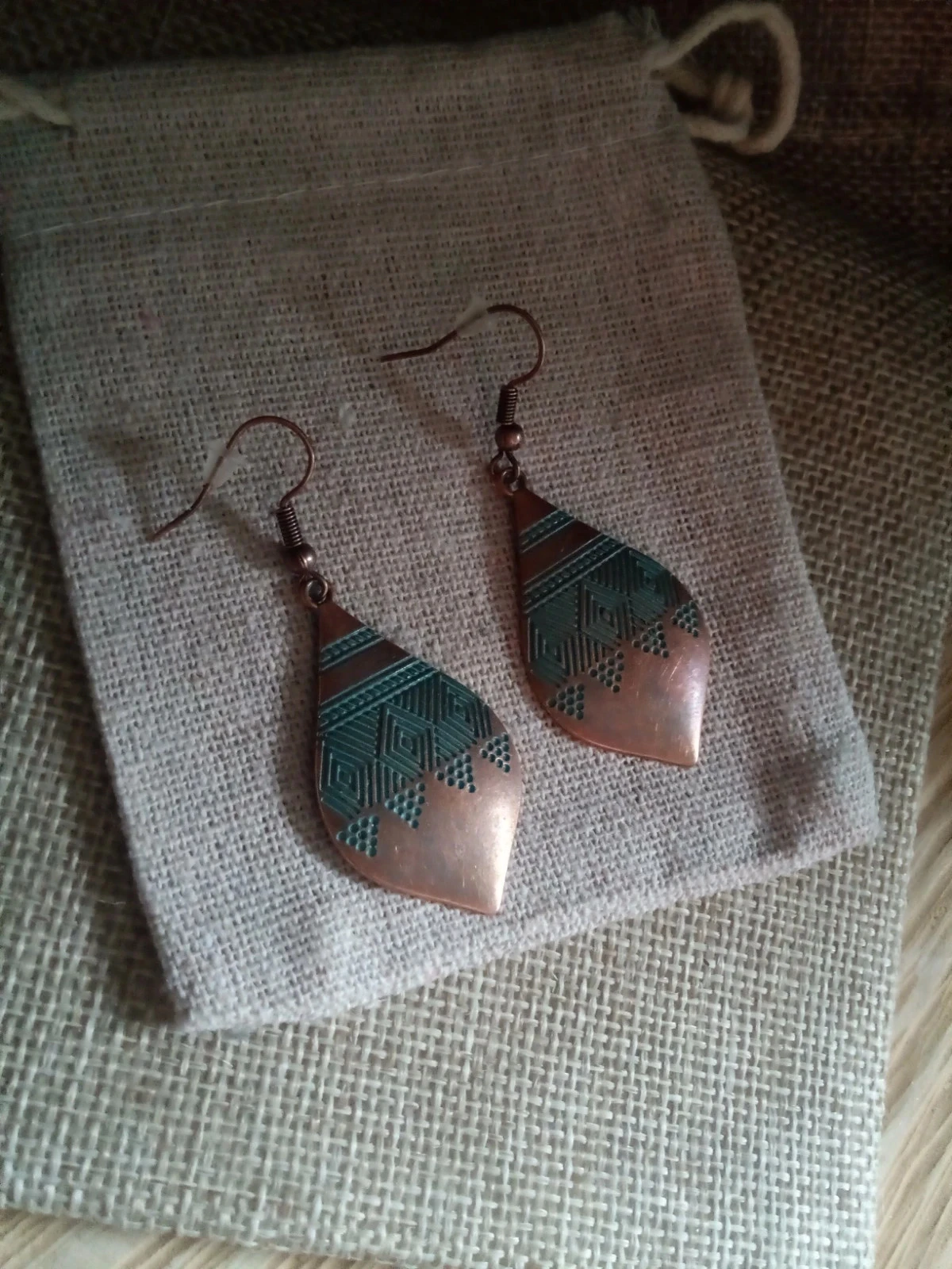 Boucles d'oreilles bohèmes métal cuivré patiné gravées – photo 3